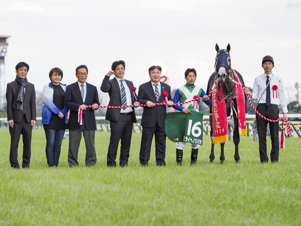 2020年、最低人気を覆して勝利したミライヘノツバサ＆木幡巧也騎手(撮影：下野雄規)