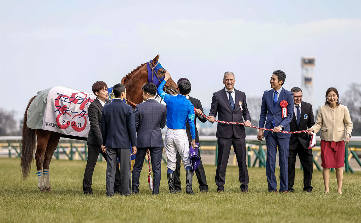 記念撮影後、レモンポップをなでる坂井瑠星騎手(撮影：下野雄規)