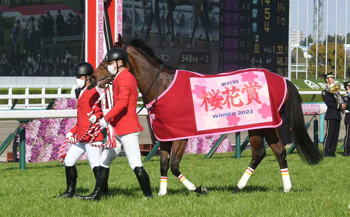 優勝の馬服を身にまとうリバティアイランド(c)netkeiba.com