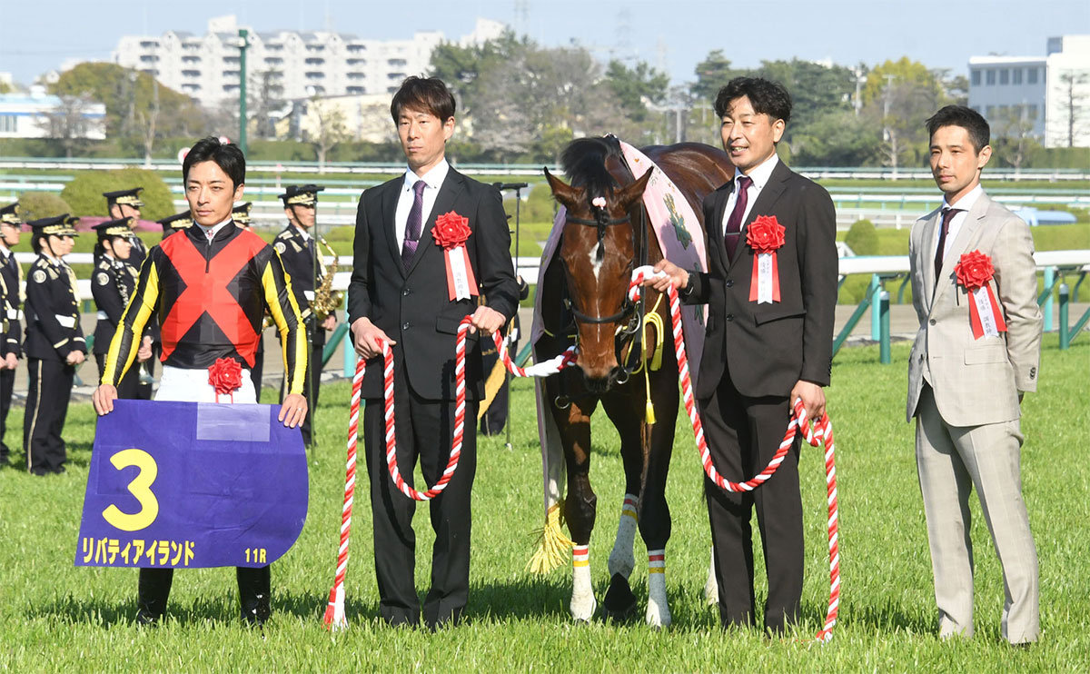 中内田調教師、関係者たちとの口取り写真(c)netkeiba.com