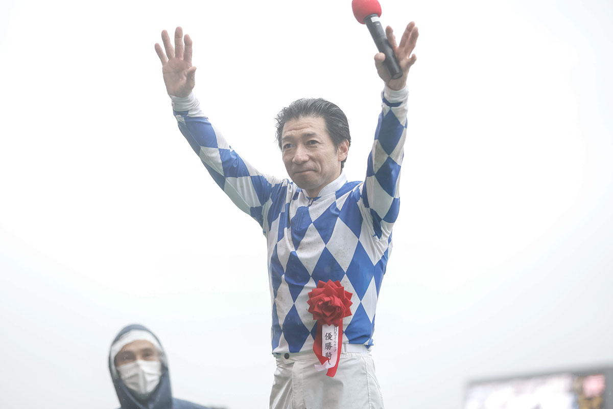 勝利騎手インタビューを受ける内田博幸騎手(撮影：下野雄規)