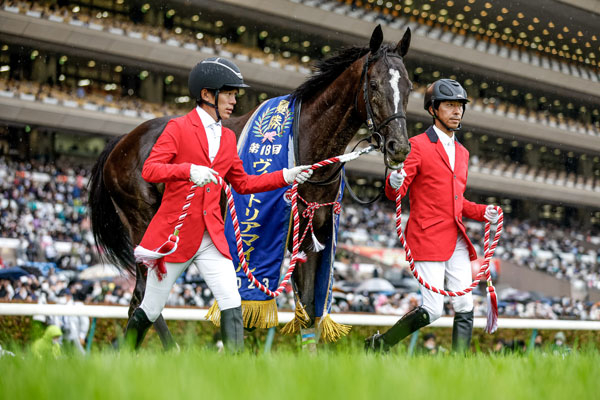 優勝レイをかけて再び馬場へ(撮影：下野雄規)