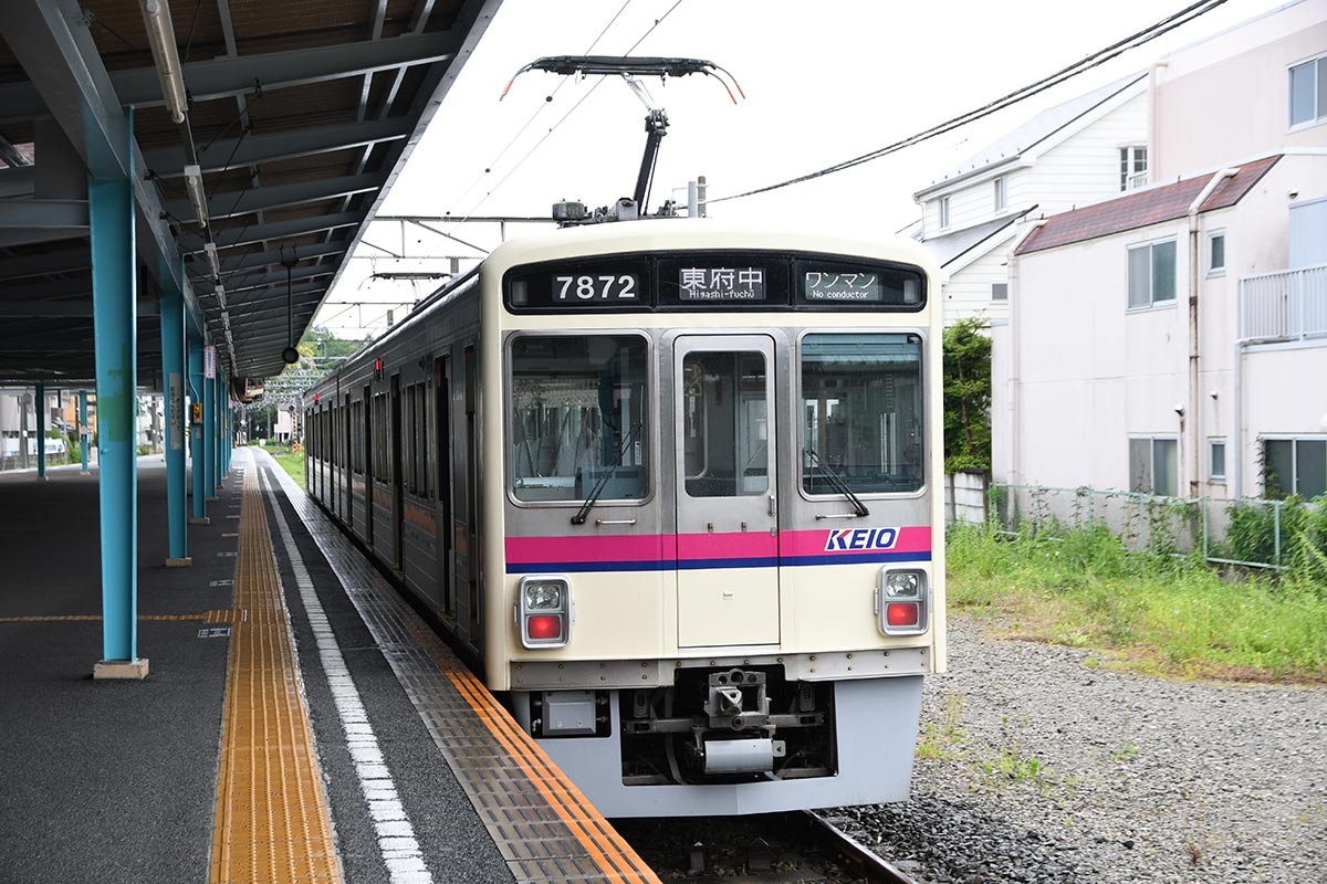 平日の日中は2両編成の電車が行き来するローカル線。ホームが長くとられているのは、最大10両編成が直通するため(c)netkeiba