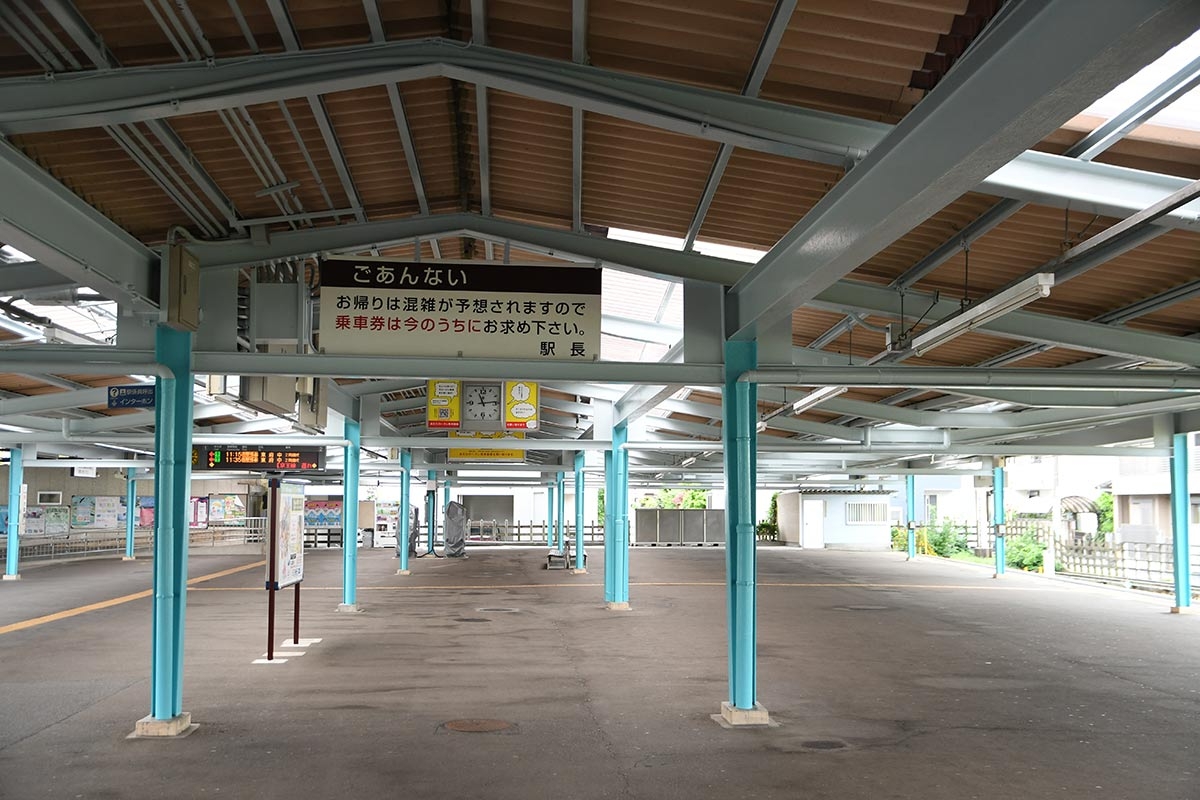 府中競馬正門前駅の構内。普段は閑散としているが、開催日の多客に対応できるよう、非常に広くつくられている(c)netkeiba