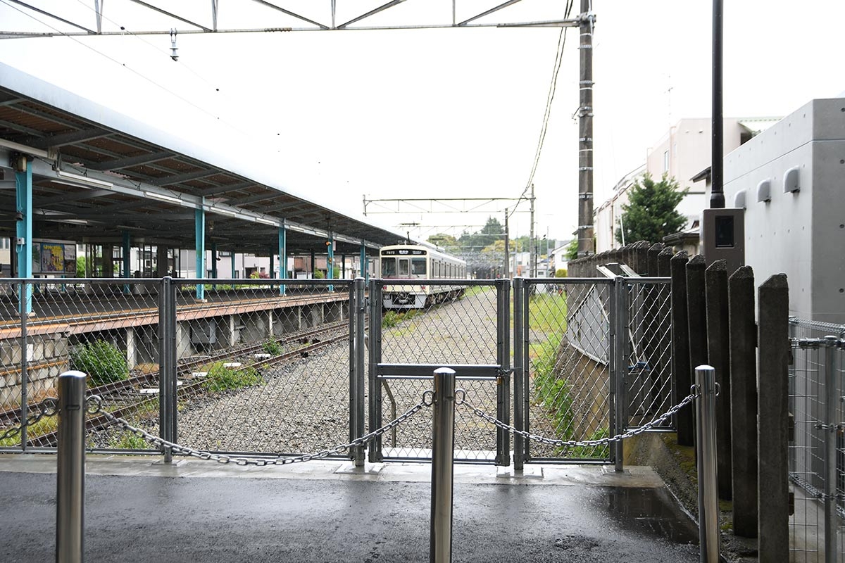 かつてはこの部分(停車している列車の右側)に降車専用ホームがあり、到着すると両側の扉を開けていた(c)netkeiba