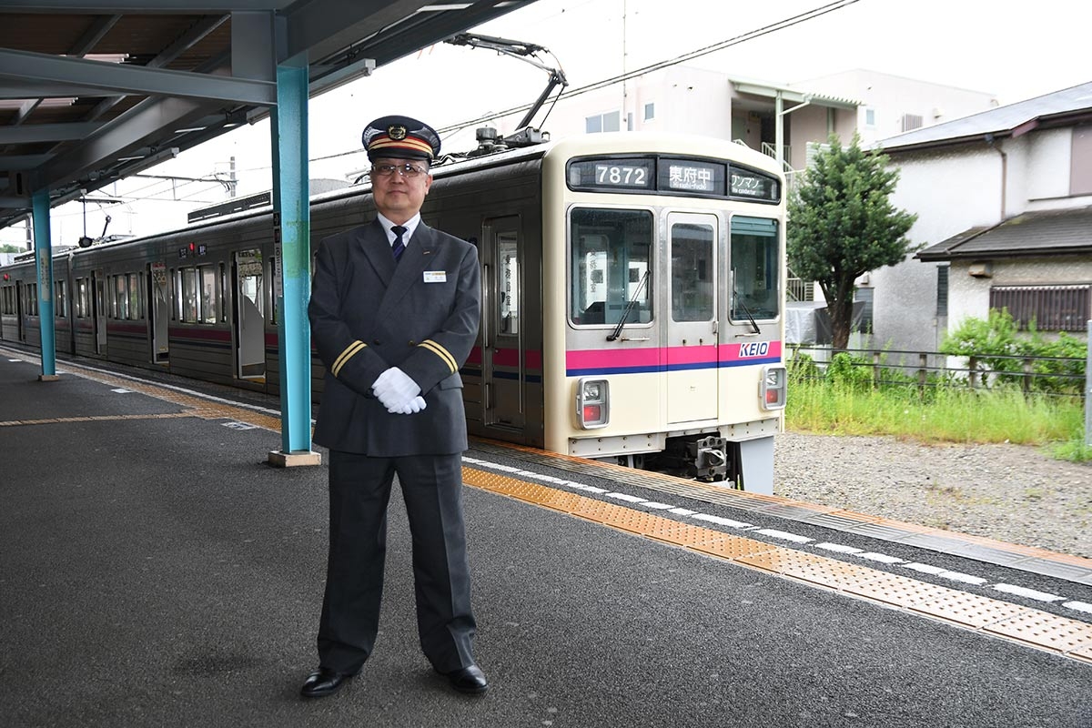 府中競馬正門前駅の駅長を務める京王中央管区の金丸貴英管区長。1984年入社の大ベテランだ(c)netkeiba