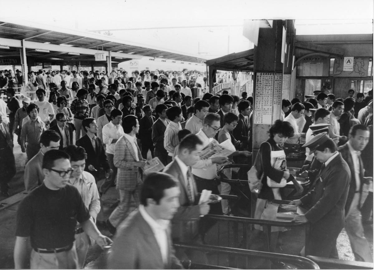 1975年の府中競馬正門前駅の様子。開催日に列車が到着すると、ファンが一斉に競馬場へと向かう(提供：京王電鉄)