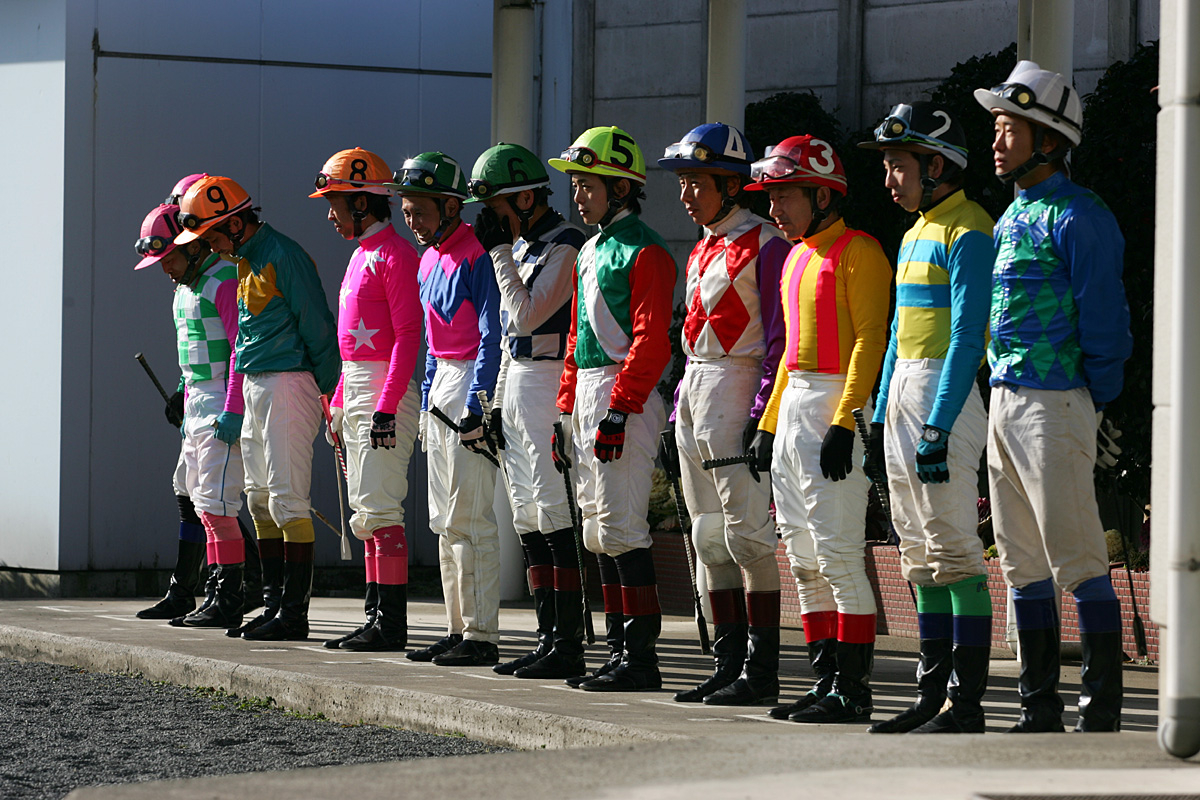 ジョッキーの様子。森泰斗騎手(手前の青と緑の勝負服)、内田利雄騎手(奥から3番目のピンクの勝負服)の姿もある(撮影：下野雄規)