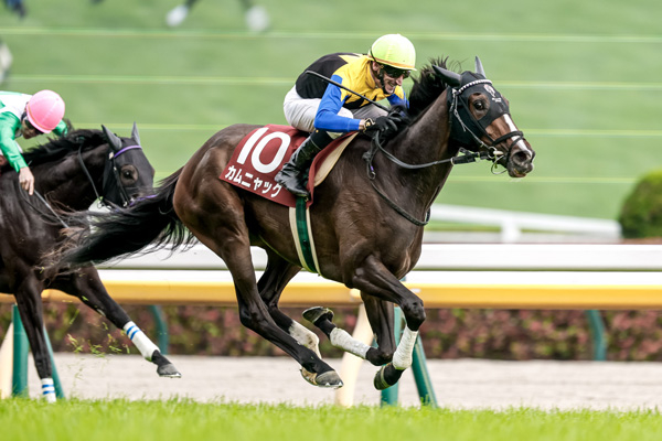 フローラSを制したカムニャック(撮影：下野雄規)
