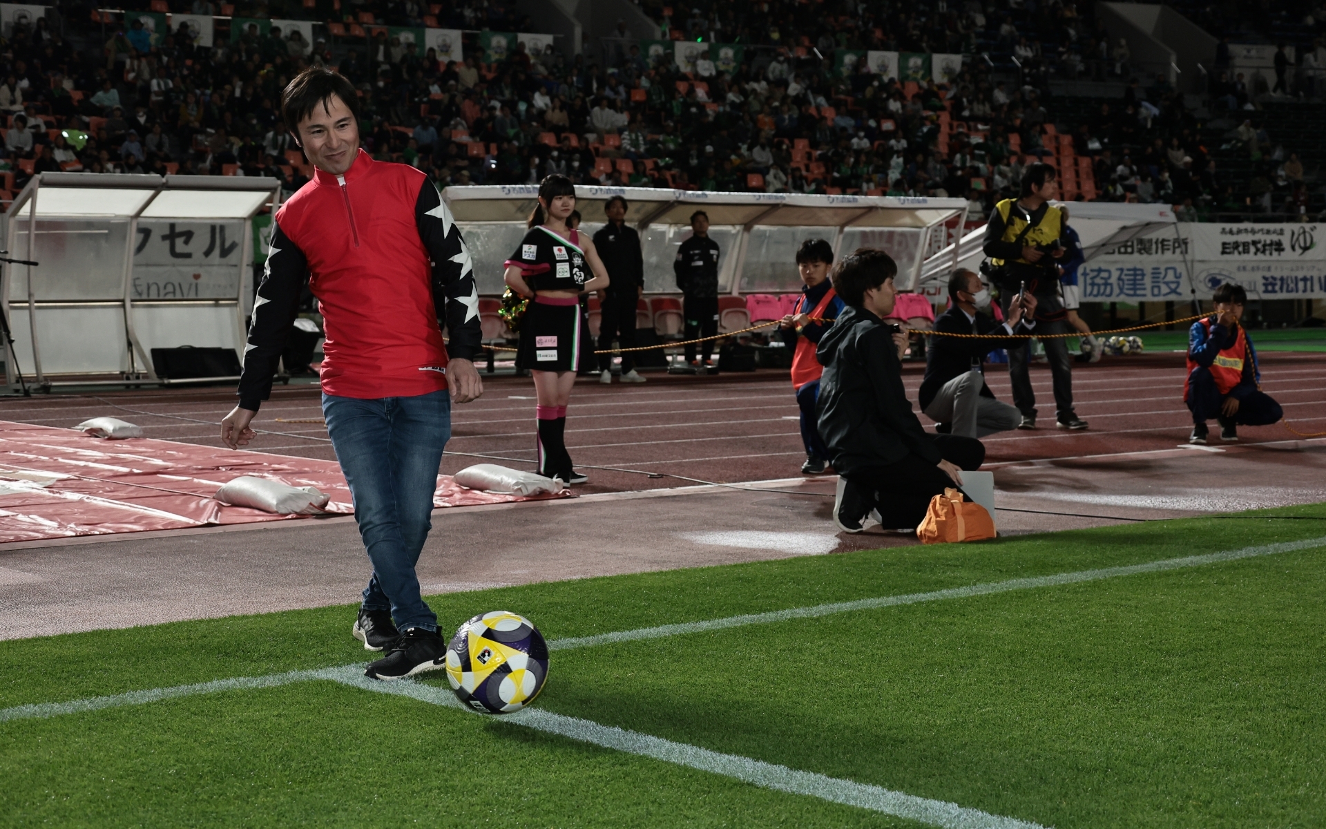 笠松の筒井勇介騎手がキックインセレモニーを担当(C)FC GIFU