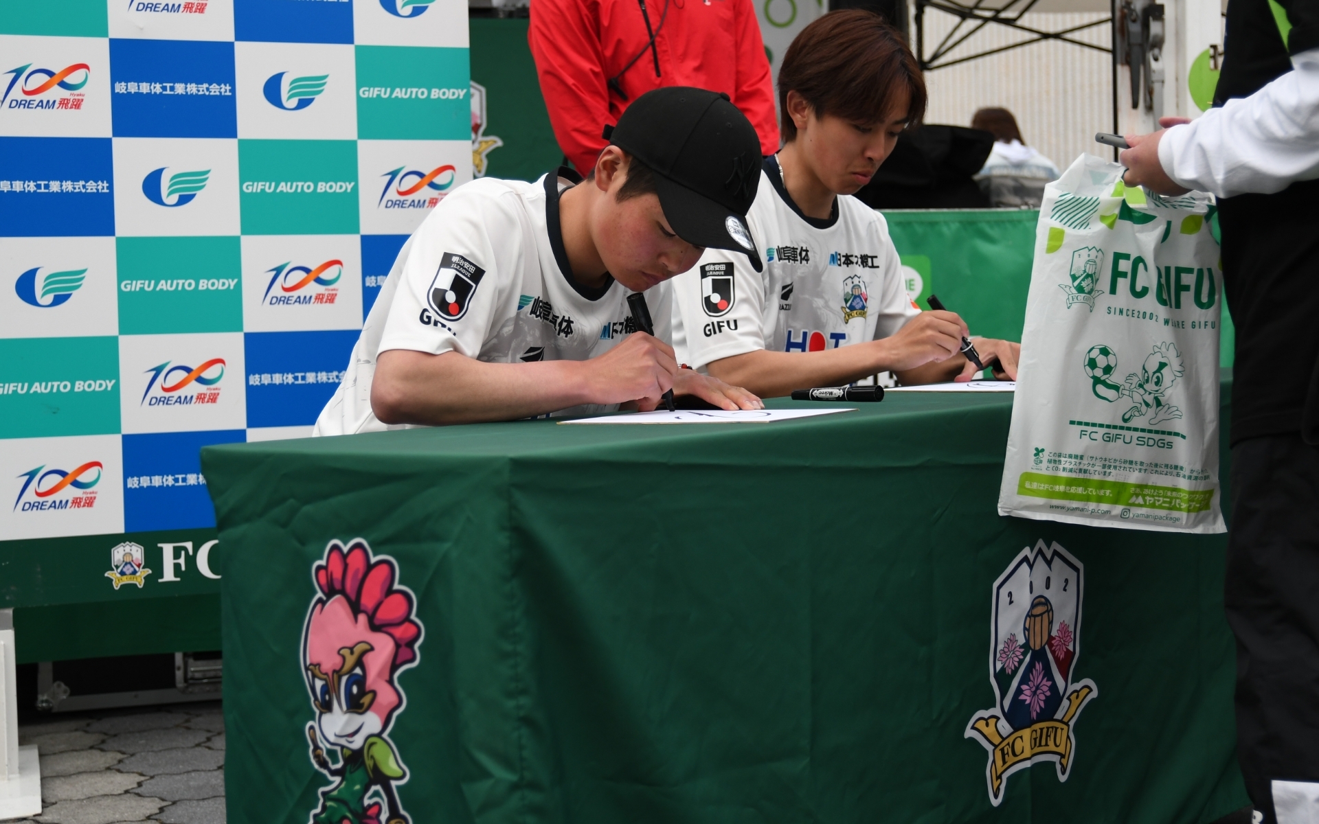 JRA騎手2人によるサイン会の様子 (C)netkeiba