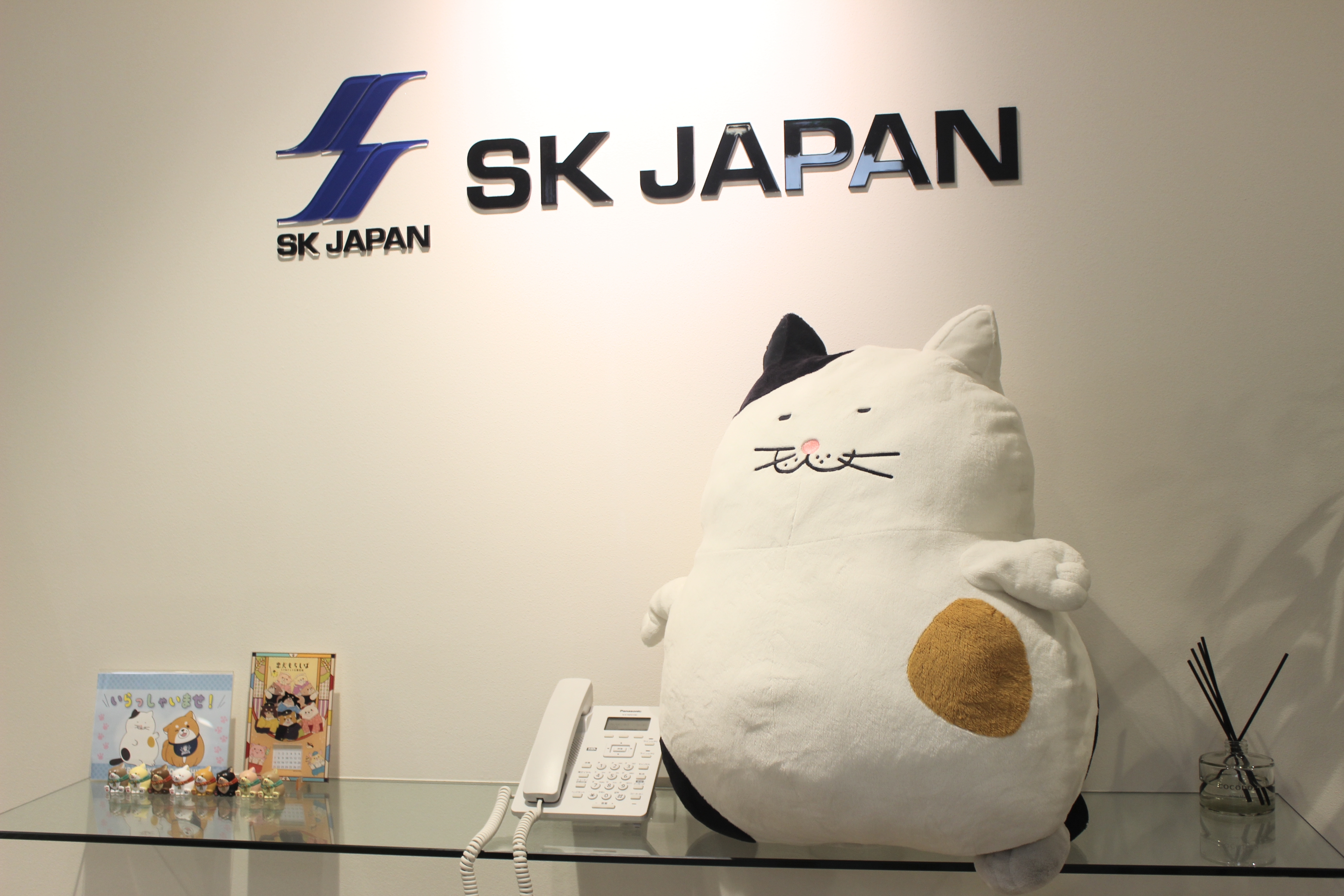 株式会社エスケイジャパンのロビーにて。オリジナルキャラクターの「でぶねこ」がお出迎え(c)netkeiba