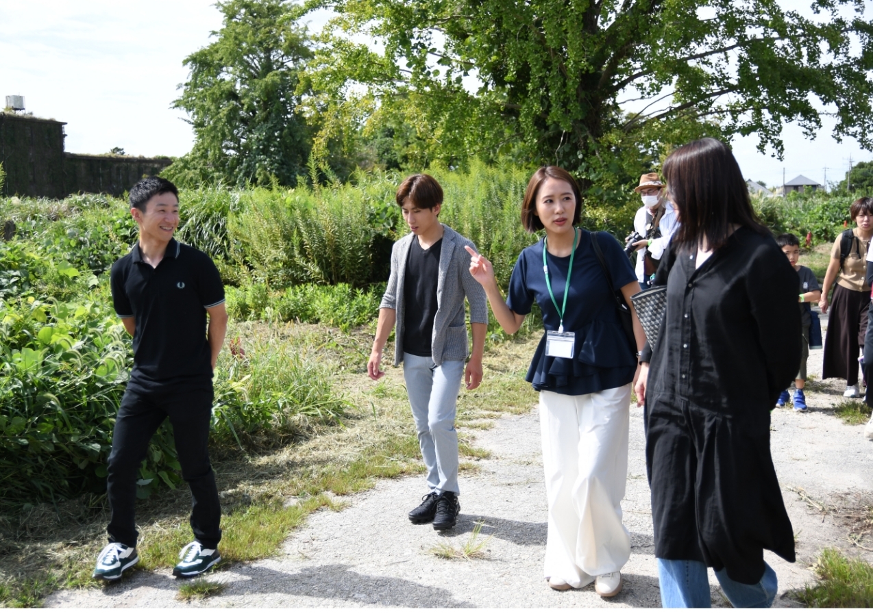 参加者が騎手らと談笑する場面も