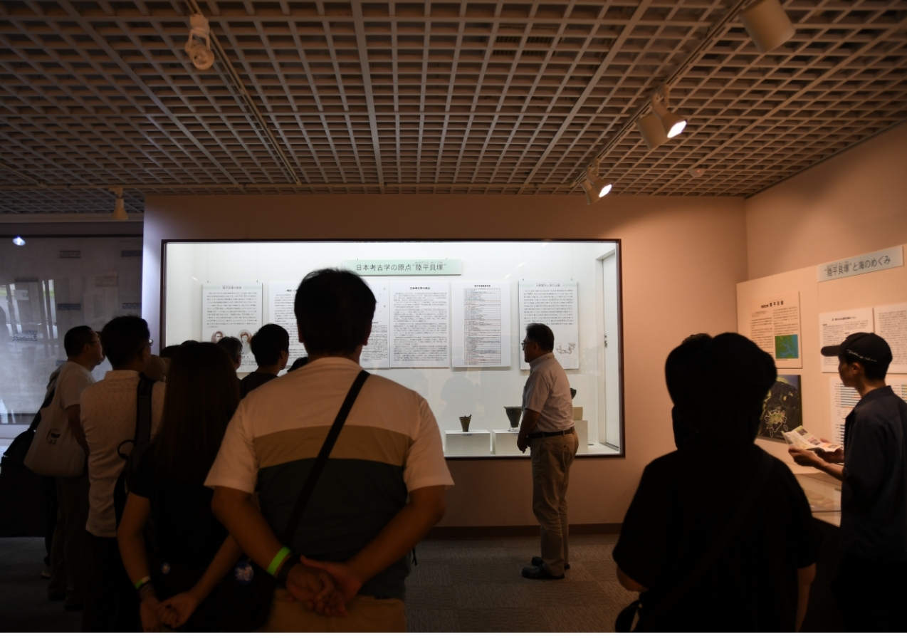 施設内には陸平貝塚に関する説明パネルなどが展示